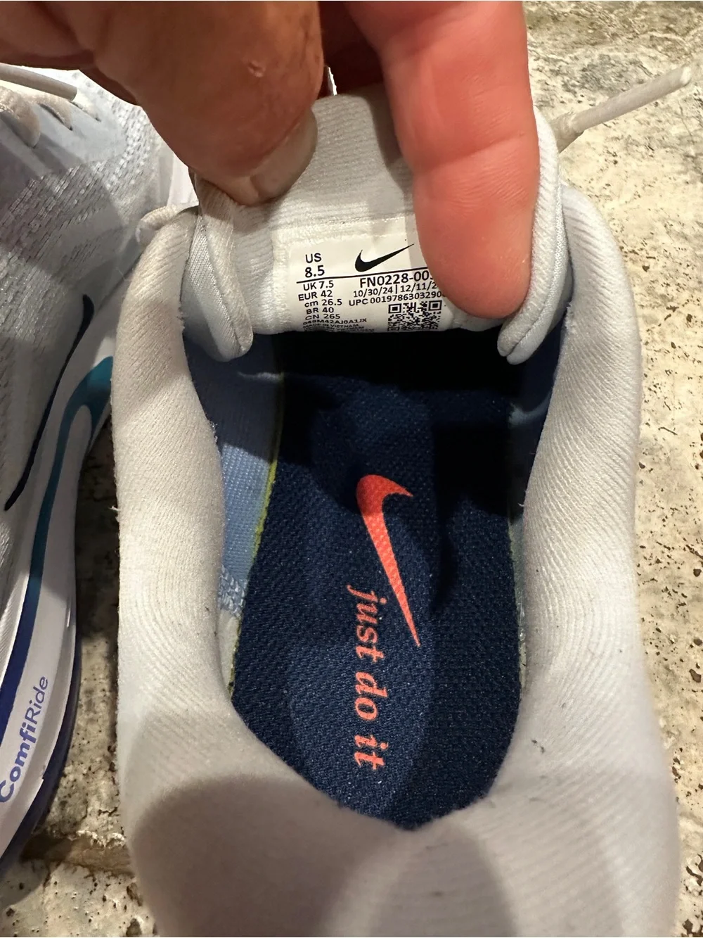 Nike Men’s Light Grey Athletic Sneakers with Navy Swoosh and Teal Accent